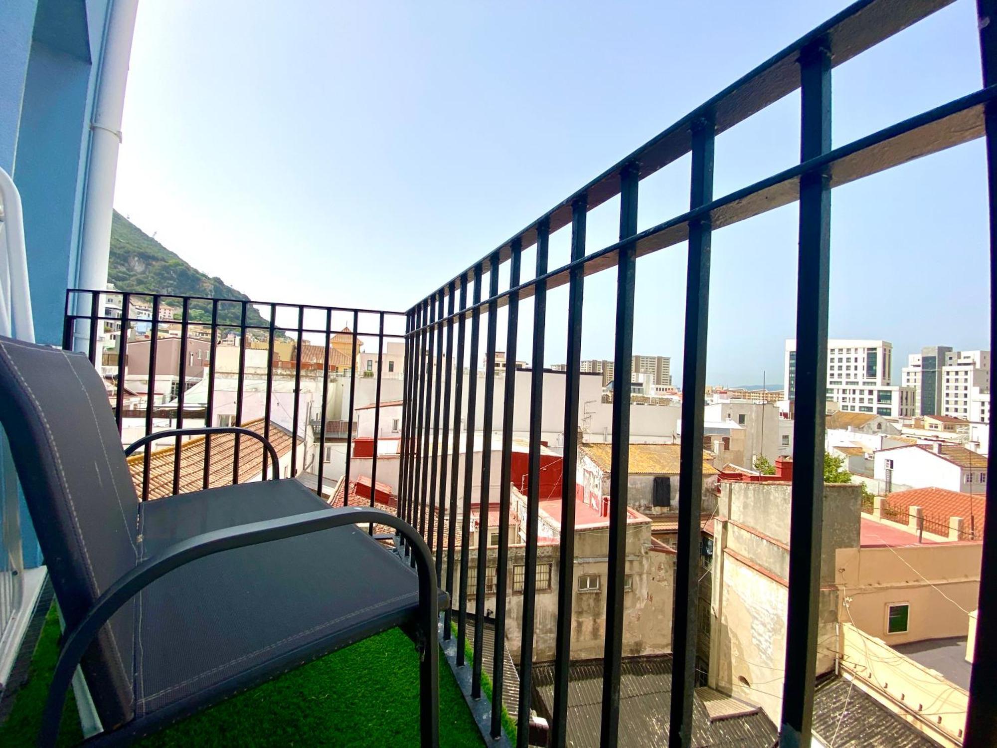 Stunning City Centre Penthouse With Private Balcony - Grand Central House Gibraltar Extérieur photo